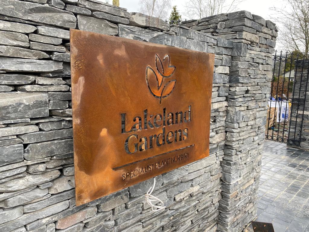 Lakeland Gardens entrance signage